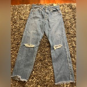 Size 28, Levi’s premium wedgie straight jean, in great condition.